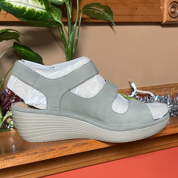 CLARKS REEDLY JUNO WEDGE SANDAL IN SAGE. SIZE 11W. BRAND NEW WITHOUT BOX. - Picture 1 of 8